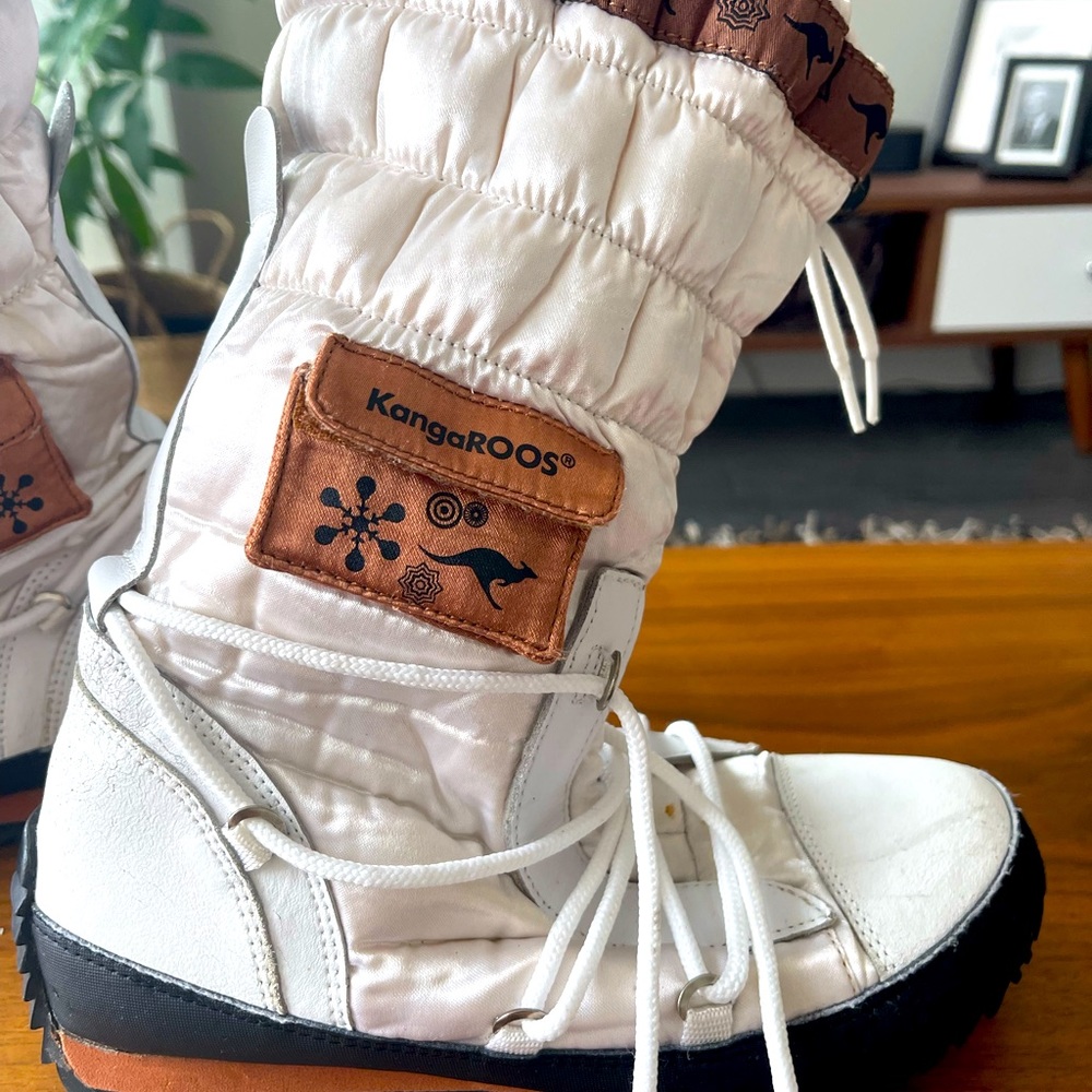 Kangaroos white and tan snow boots